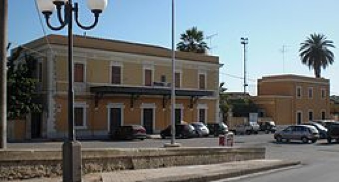 Aggrediti e derubati tre turisti irlandesi davanti alla stazione ferroviaria. Solidarietà della città verso le vittime