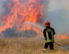 Avola. Paura sulla S.S. 115 per un incendio, fiamme lambiscono abitazioni e attività commerciali