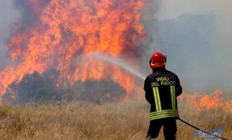 Avola. Paura sulla S.S. 115 per un incendio, fiamme lambiscono abitazioni e attività commerciali