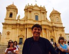 Noto ancora meta di personaggi famosi, Gianni Morandi condivide la foto davanti alla Basilica Cattedrale