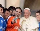 Un selfie con Papa Francesco e la foto del netino Salvatore fa il giro del mondo