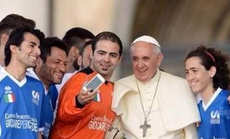 Un selfie con Papa Francesco e la foto del netino Salvatore fa il giro del mondo