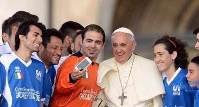 Un selfie con Papa Francesco e la foto del netino Salvatore fa il giro del mondo