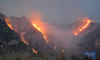 Noto, 24 ore di fuoco distruggono un’intera vallata, i residenti “Uno scenario apocalittico”. Ora le fiamme minacciano le montagne