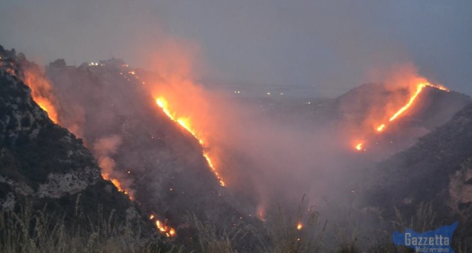 Noto, 24 ore di fuoco distruggono un’intera vallata, i residenti “Uno scenario apocalittico”. Ora le fiamme minacciano le montagne