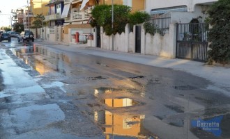 Marzamemi. Scoppia la fognatura, viale “lido” invaso dalle acque “nere”