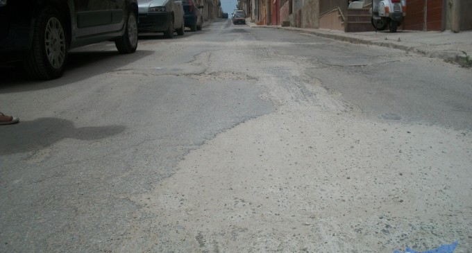 Pachino. Metanizzazione, cade con la moto: “Le strade sono una trappola pericolosa”