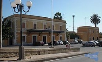 Noto, alla fiamme un rimorchio in piazza Stazione, indagini della Polizia in corso