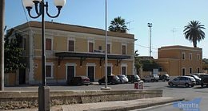 Noto, alla fiamme un rimorchio in piazza Stazione, indagini della Polizia in corso