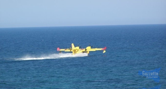 Avola. Riprese le operazioni col canadair