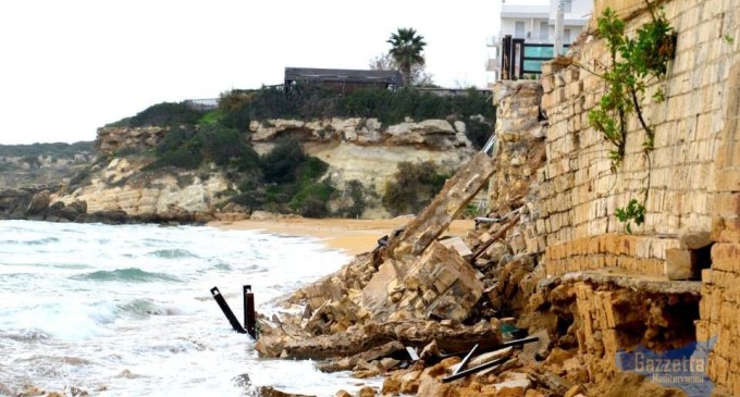 Noto, crollo del muro del piazzale a Lido di Noto, le foto del disastro