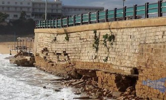 Noto, a lido si rischia il crollo, muro inclinato sul mare e voragine in piazza