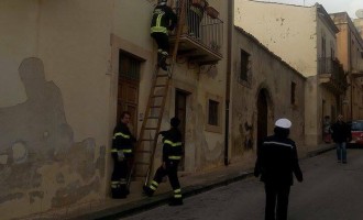 Noto, i Vigili del fuoco allertati dai vicini di casa salvano un’anziana donna in difficoltà