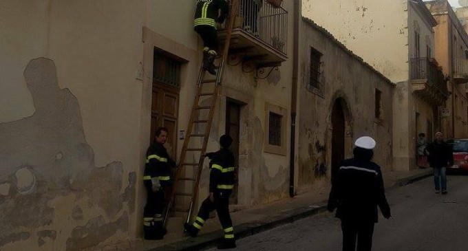 Noto, i Vigili del fuoco allertati dai vicini di casa salvano un’anziana donna in difficoltà