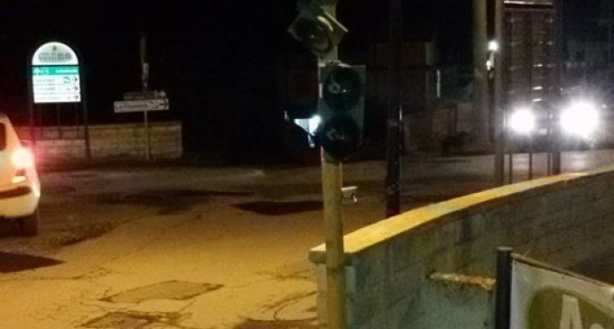 Noto, pericolo all’incrocio di via Duca Giordano, semaforo appeso ad un filo