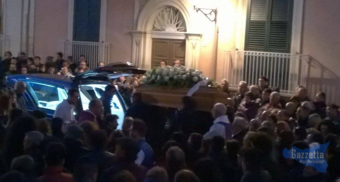 Avola: Conclusi i funerali di Silvia. Centinaia di persone per l’estremo saluto