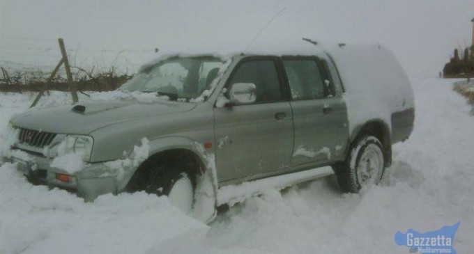 Siracusa: La polizia salva una famiglia bloccata nella neve