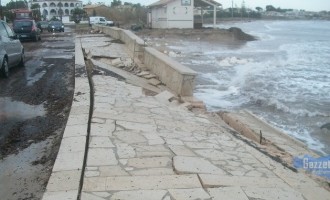 Marzamemi. Viene giù il lungomare e la diga, in piazza V. Emanuele alberi devastati