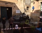 Noto, auto senza controllo nel centro storico, travolge tre scooter e si capovolge