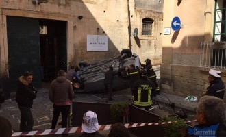 Noto, auto senza controllo nel centro storico, travolge tre scooter e si capovolge