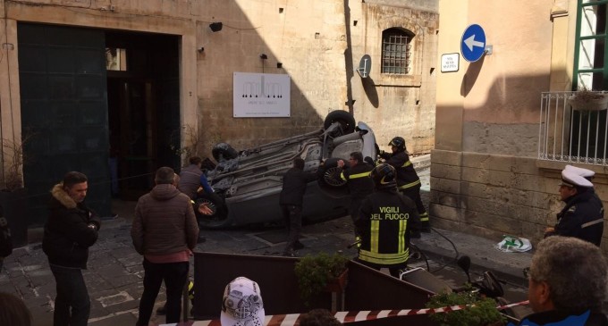 Noto, auto senza controllo nel centro storico, travolge tre scooter e si capovolge