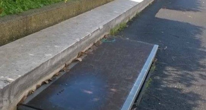 Avola. Pista ciclabile pericolosa. Tombini coperti alla “bene e meglio”