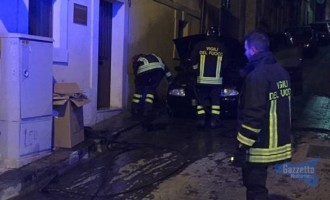 ULTIM’ORA – Noto, auto in fiamme in via Pier Capponi, all’opera Vigili del Fuoco e Polizia