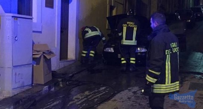 ULTIM’ORA – Noto, auto in fiamme in via Pier Capponi, all’opera Vigili del Fuoco e Polizia