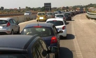 Siracusa, lunghe code in autostrada a causa di un incidente, coinvolto un netino a bordo di una moto