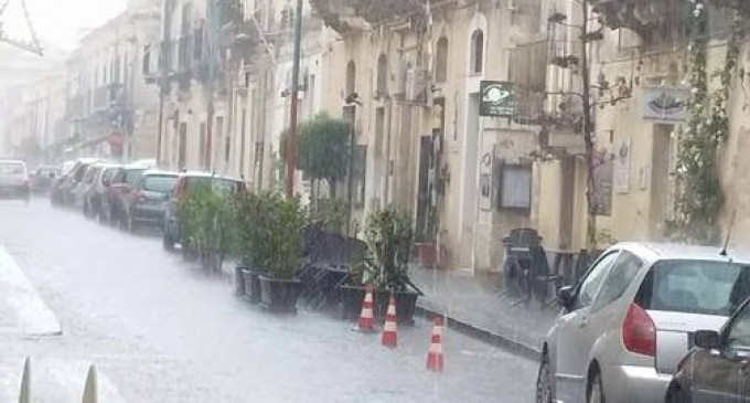 Noto. Violento temporale estivo, sulla cittadina barocca pioggia, tuoni e fulmini