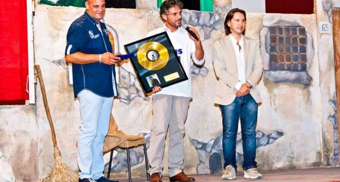 Noto. Premiato il cantante netino Corrado Puliatti per il disco d’oro e il successo raggiunto