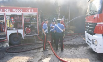 Solarino. Incendio ad un capannone di mangimi, non esclusa l’origine dolosa del rogo