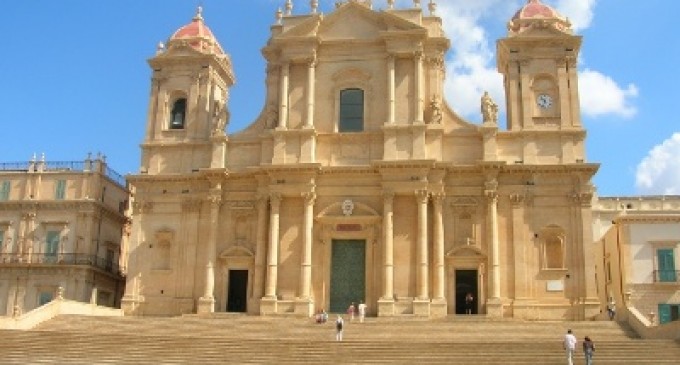 Noto. Rubati due cellulari in Cattedrale, denunciato un netino 44enne