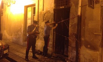 Noto. Incendiato il portone di una casa abbandonata, probabile atto vandalico