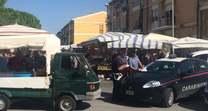 Siracusa. Blitz dei Carabinieri al mercato, recuperati oggetti rubati e sanzionati gli abusivi