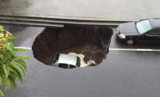 MALTEMPO – Catania. Si apre una voragine che inghiotte un’automobile, salva la conducente