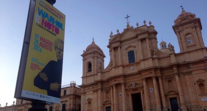 Noto. Inaugurata la mostra “Warhol è Noto – Il barocco immaginario”